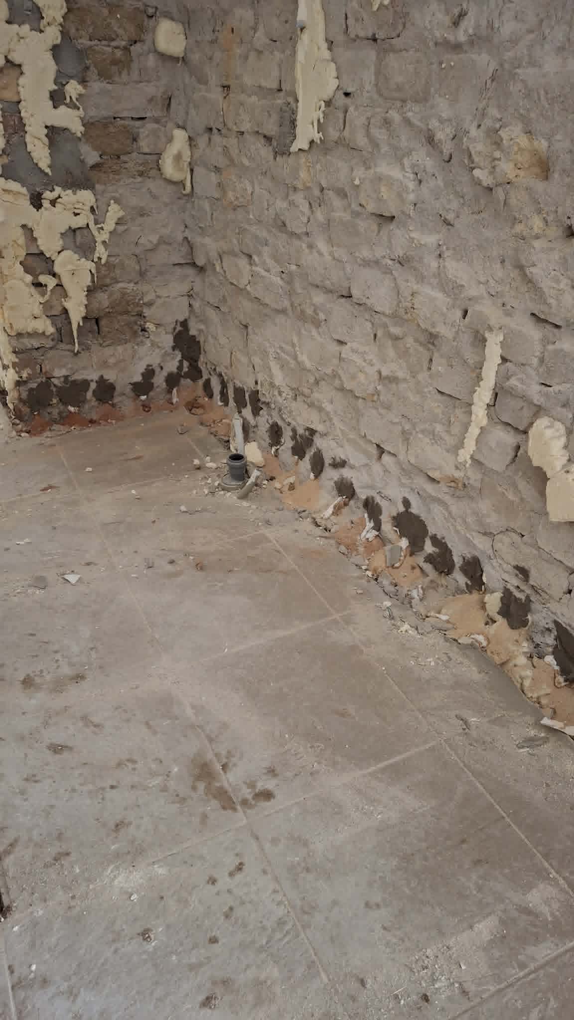 Régi öreg falak injektálásos vízszigetelése — utólagos falszigetelés (referencia 9)